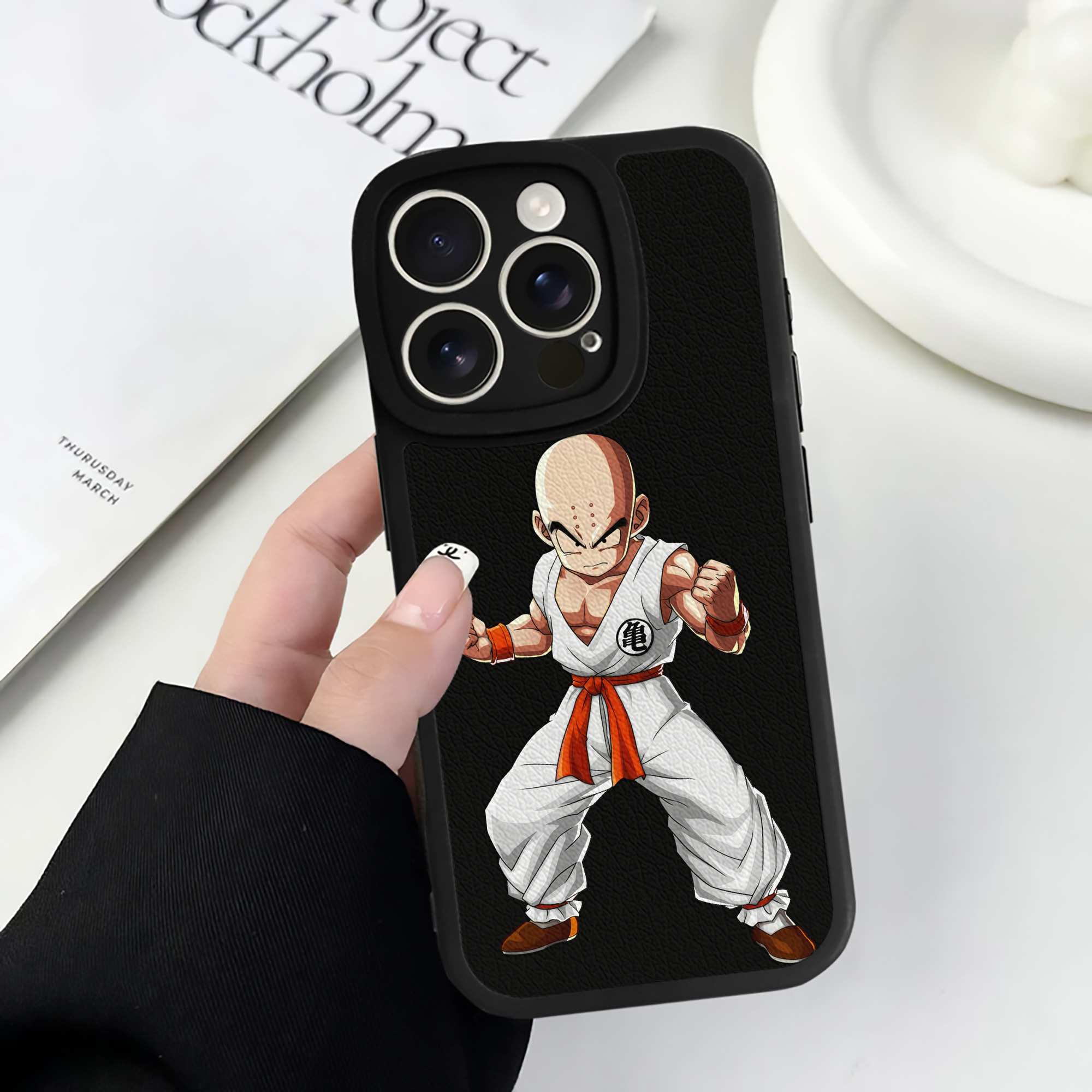 （画像用） ドラゴンボール クリリン DRAGON BALL krillin 【iPhone 16シリーズ対応】シリコンスマホケース（レザー調） 材質：シリコン